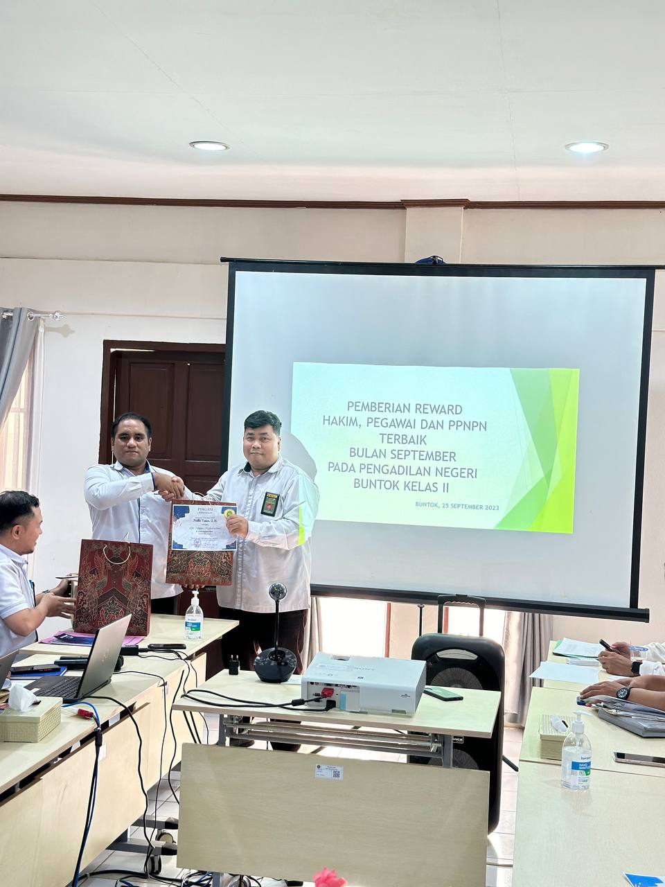 photo 6093823707396029748 y