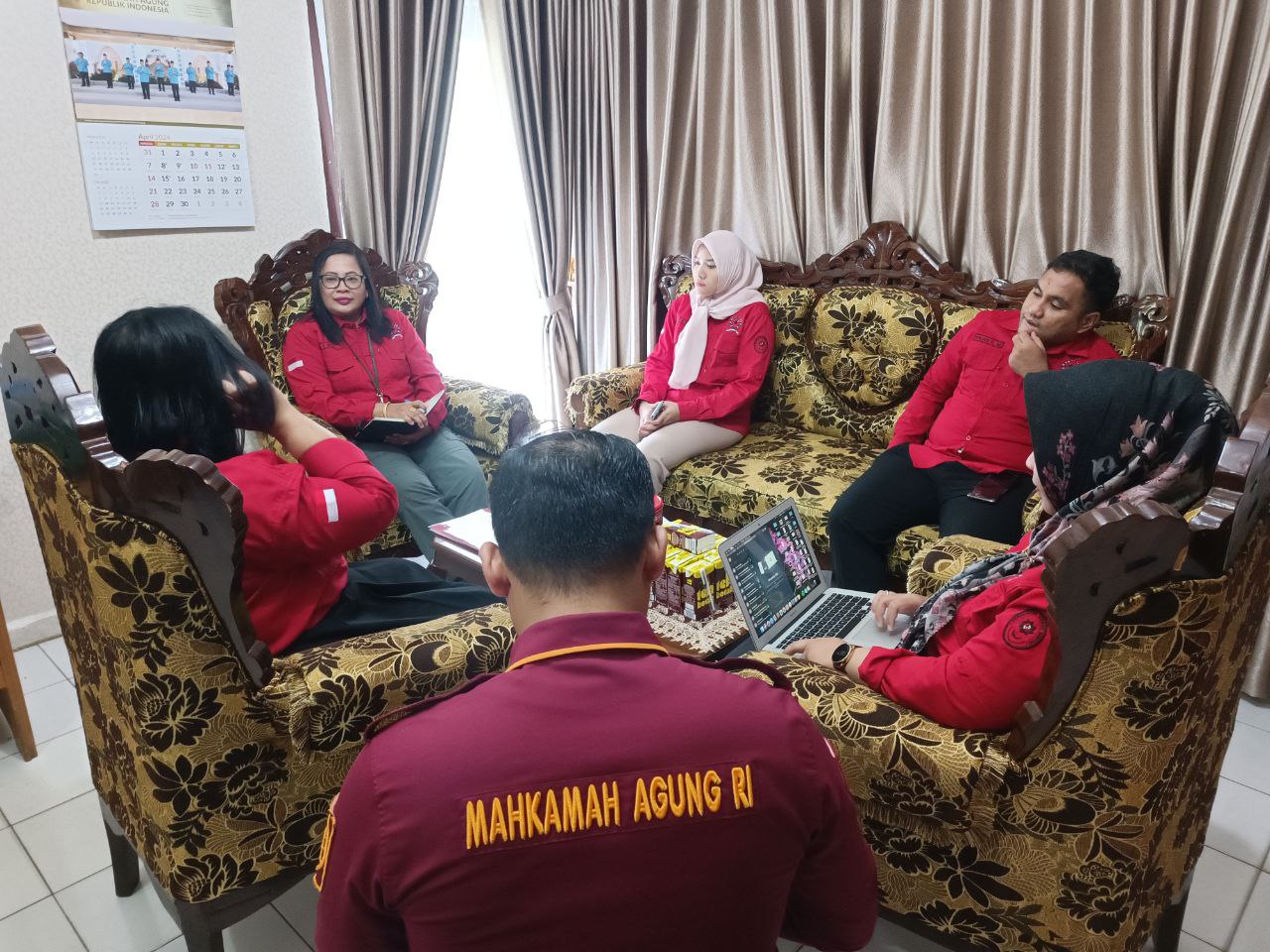 photo 6142955771030255994 y